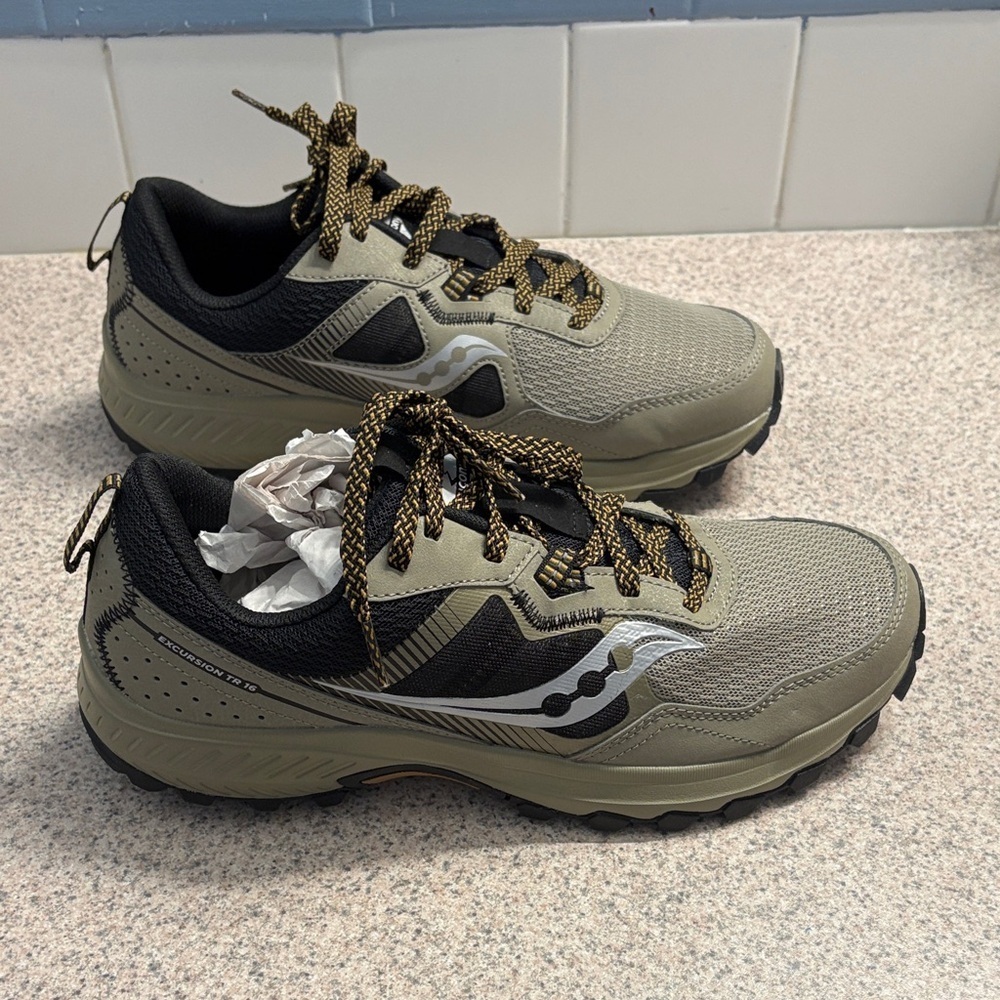 Saucony Men's Athletic Shoes in Tan and Black